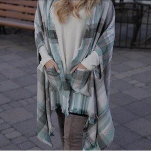 Lace & Grace Winter Mint Pocket Poncho